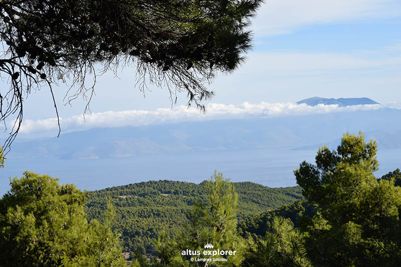 Γεράνεια μονοπάτι πεζοπορίας με θέα