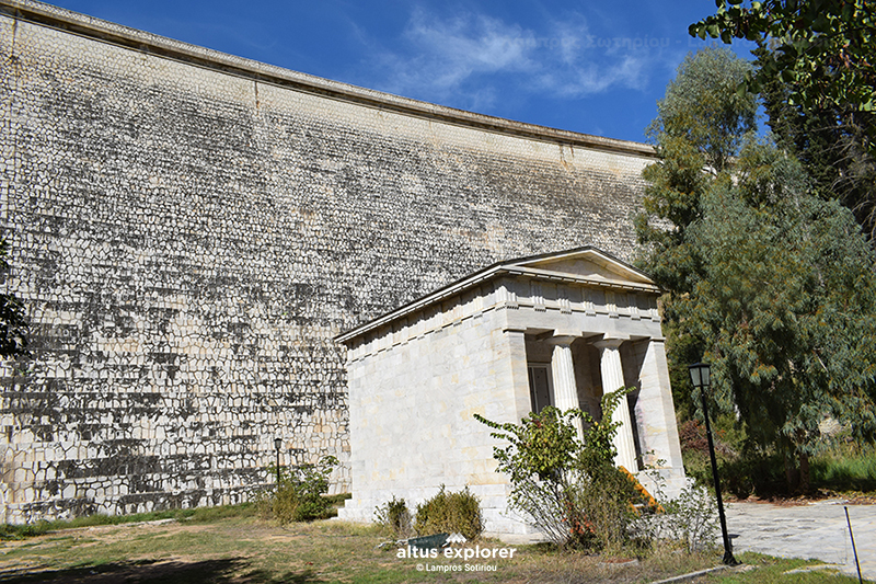 Μνημείο στο Φράγμα του Μαραθώνα